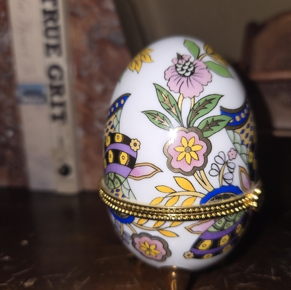 Vintage Porcelain Egg Trinker Box - Picture 2 of 6
